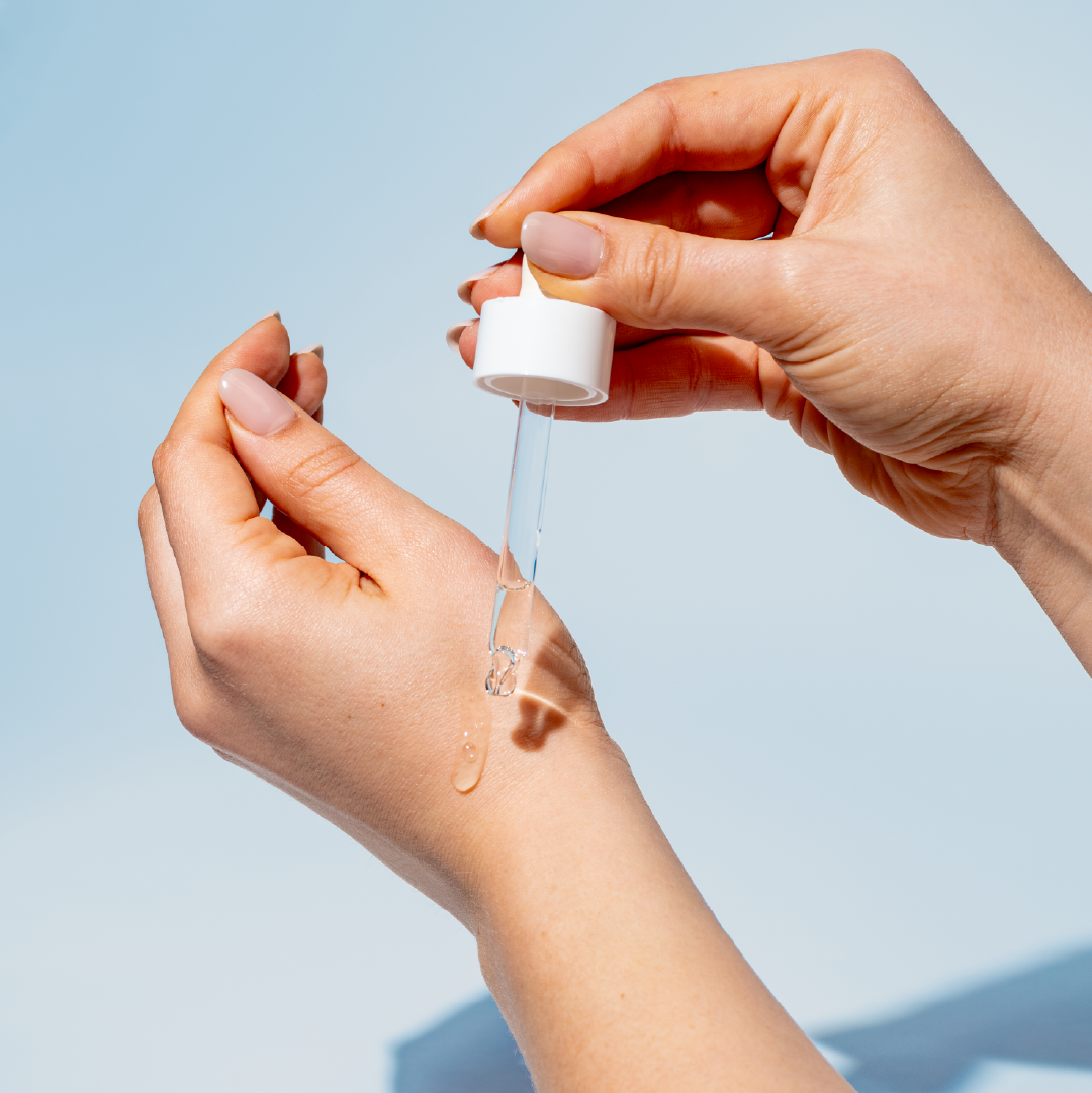 Revue de Presse: Noté 100/100 sur Yuka, ce sérum universel vendu en pharmacie hydrate la peau pendant 8 heures non-stop