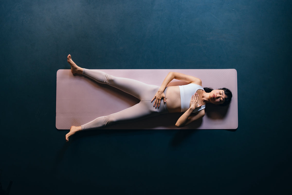 Stop aux ruminations ! Voici les 3 postures favorites d'une prof de yoga pour se relaxer avant de dormir