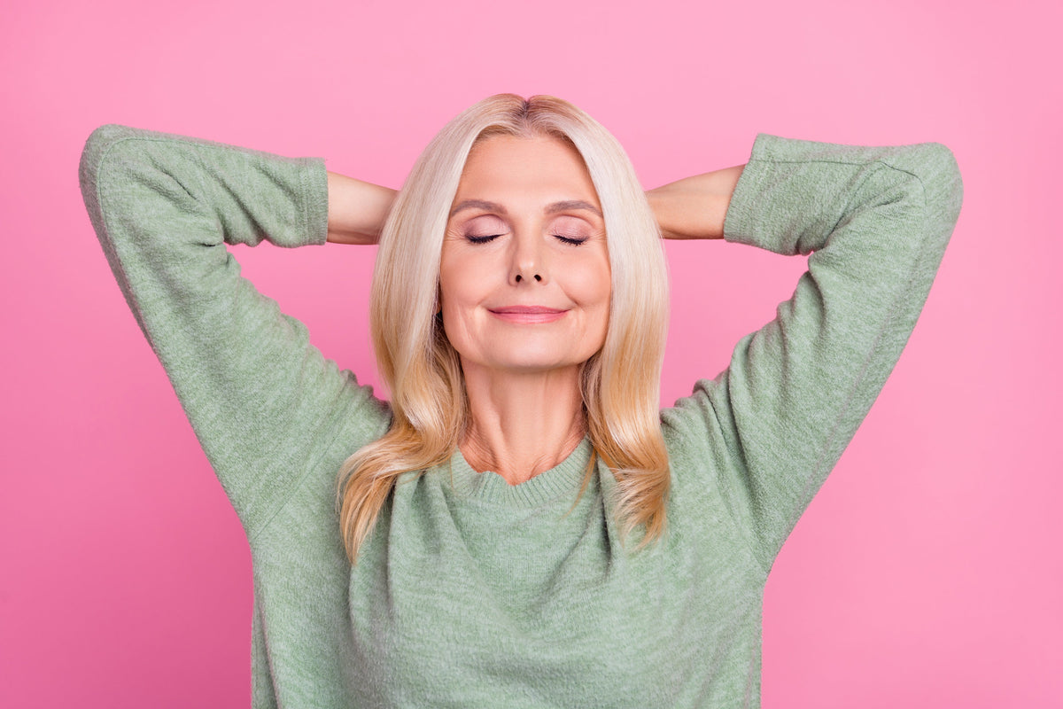 Nuits difficiles pendant la ménopause : pourquoi le Cimicifuga et la Mélisse sont nos meilleurs alliés ?
