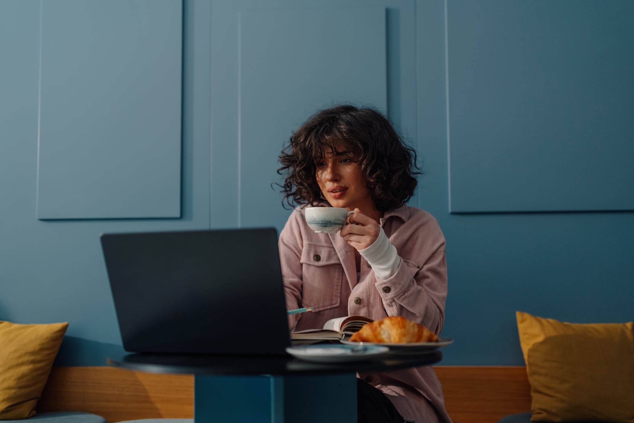 Micro-pauses, maxi effets : 3 auto-massages anti-stress à adopter au bureau